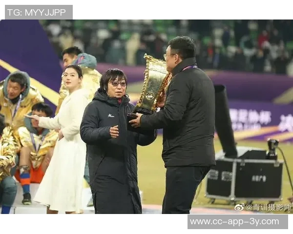 山东泰山庆祝成立32周年五次夺顶级联赛冠军八次捧足协杯奖杯